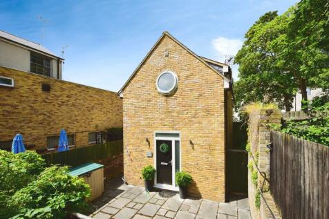 2 bedroom detached house for sale