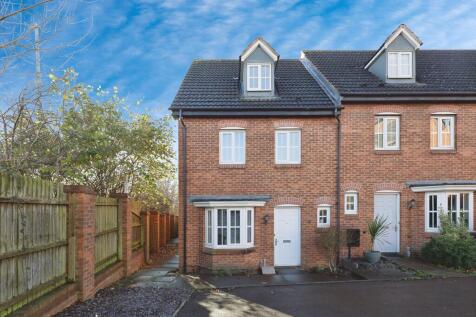 4 bedroom end of terrace house for sale