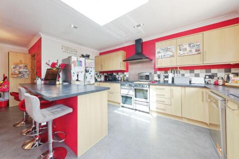 5 bedroom semi-detached house for sale