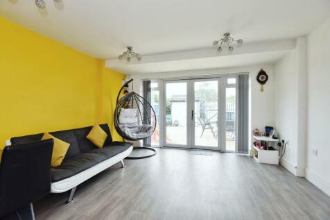 4 bedroom end of terrace house for sale