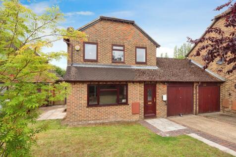 3 bedroom link detached house for sale