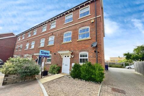 4 bedroom end of terrace house for sale