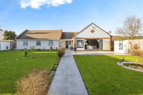 4 bedroom detached bungalow for sale