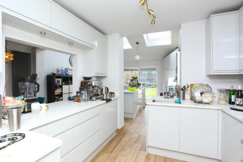 5 bedroom semi-detached house for sale