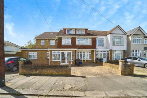 6 bedroom end of terrace house for sale
