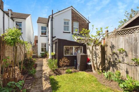 2 bedroom semi-detached house for sale