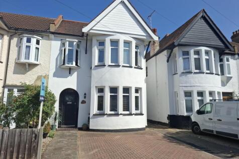 4 bedroom end of terrace house for sale