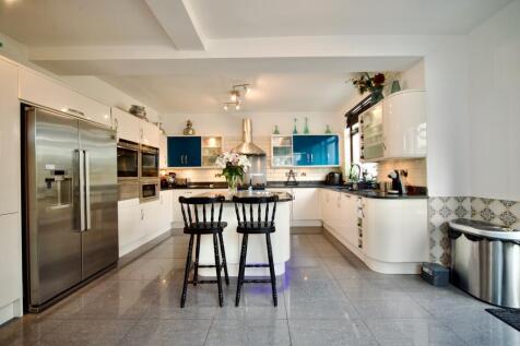 8 bedroom semi-detached house for sale