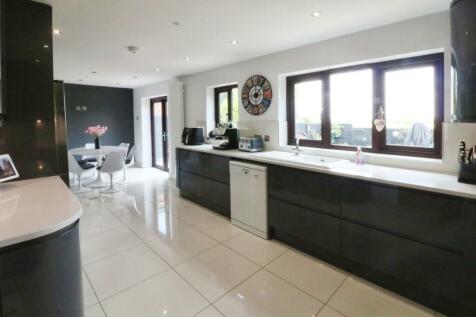 6 bedroom detached house for sale