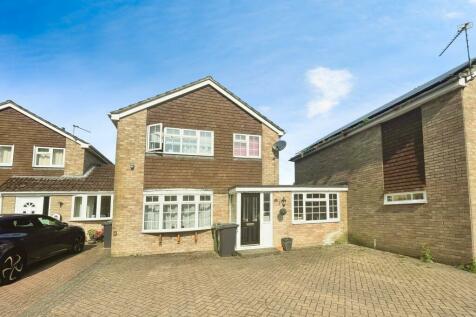 3 bedroom link detached house for sale