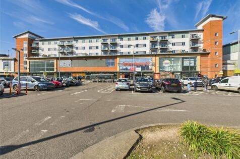 Queensmead, Farnborough, Hampshire, GU14 2 bed apartment for sale