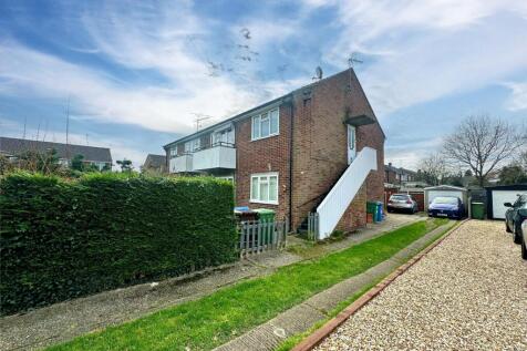 Beta Road, Farnborough, Hampshire, GU14 2 bed maisonette for sale