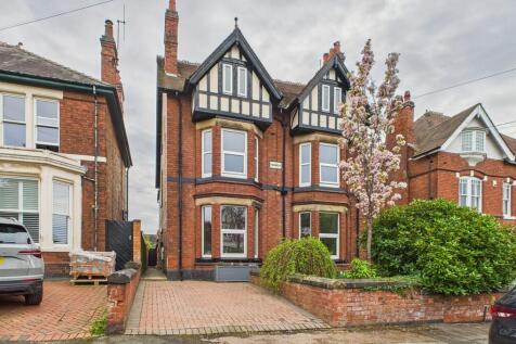 4 bedroom semi-detached house for sale