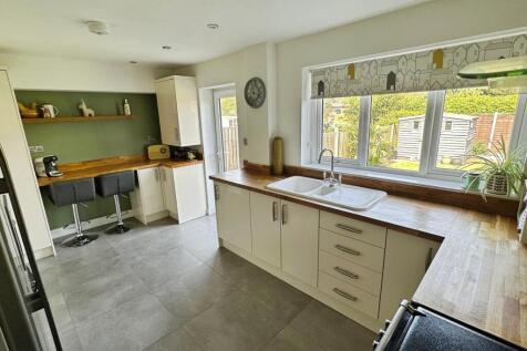 4 bedroom semi-detached house for sale