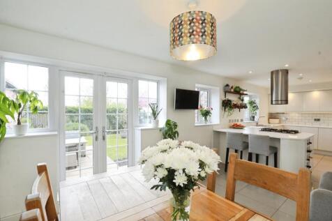 6 bedroom detached house for sale