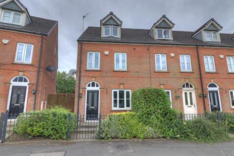 3 bedroom town house for sale