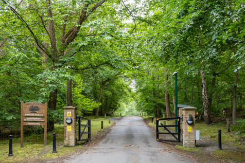 The Courtyard Holwood Estate, Keston... 2 bed apartment for sale