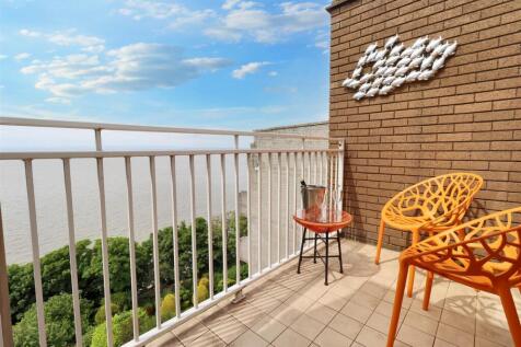 Short stroll to Clevedon Seafront 2 bed flat for sale