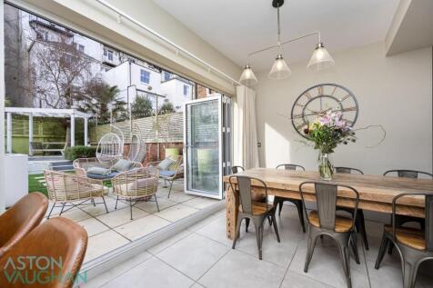 6 bedroom detached house for sale