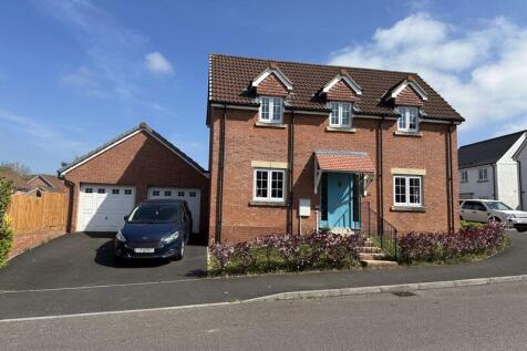 4 bedroom detached house for sale