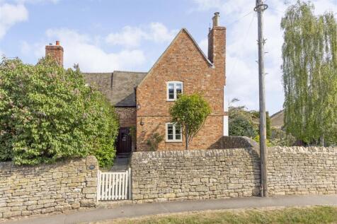 Station Road, Bishops Cleeve, Cheltenham 3 bed semi