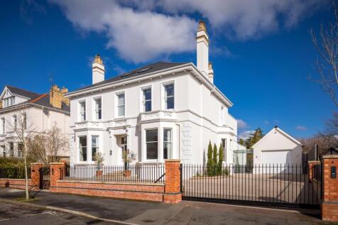 6 bedroom detached house for sale