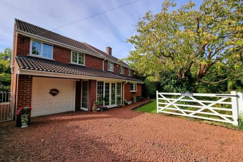 4 bedroom detached house for sale