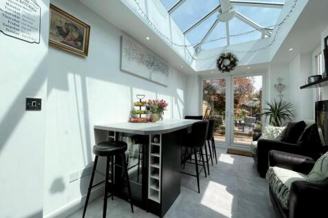 4 bedroom end of terrace house for sale