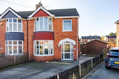 Vicarage Gardens, Scunthorpe 3 bed semi