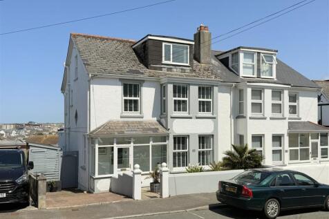 5 bedroom semi-detached house for sale