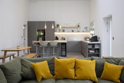 3 bedroom link detached house for sale