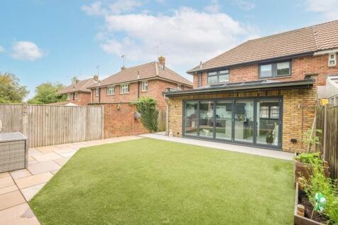 4 bedroom end of terrace house for sale