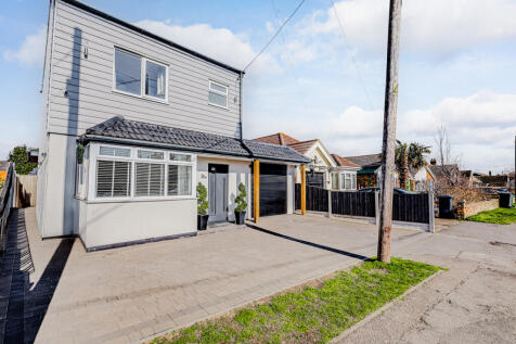 Queensland Avenue, Rochford, SS4 3 bed detached house for sale
