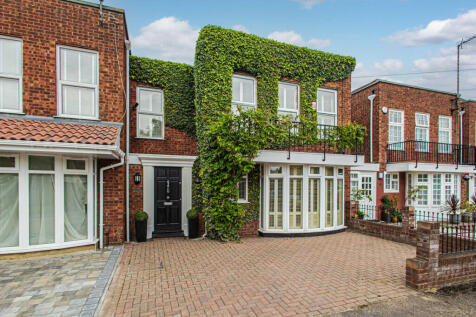 3 bedroom terraced house for sale