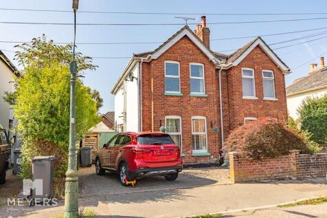 3 bedroom semi-detached house for sale