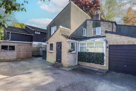 Magnolia Way, Fleet GU52 4 bed link detached house for sale
