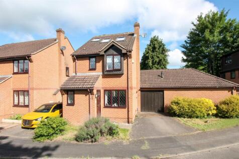 4 bedroom link detached house for sale