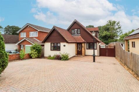 Florence Road, Fleet GU52 4 bed detached house for sale
