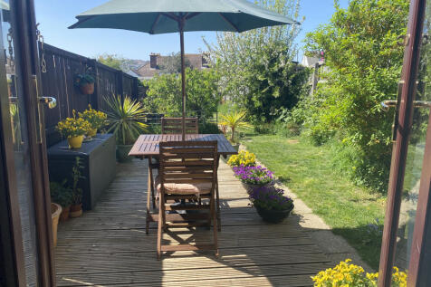 Kings Road, East Cowes, Isle of Wight 2 bed end of terrace house for sale