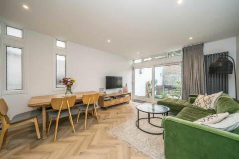 Cedars Road, London SW4 2 bed maisonette for sale