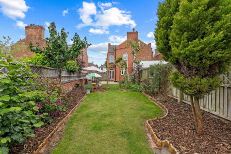 Fleeman Grove, West Bridgford... 4 bed semi