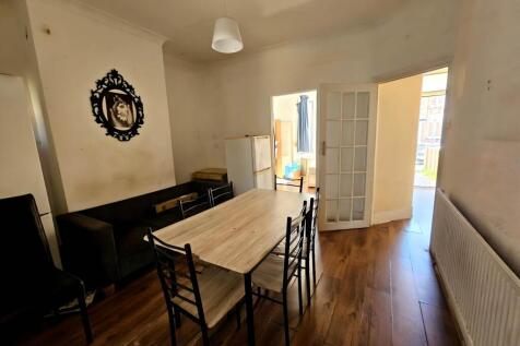 Henley Road, Ilford, IG1 3 bed terraced house for sale