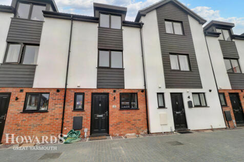 Villa Place, Albion Road, Great Yarmouth 4 bed terraced house for sale