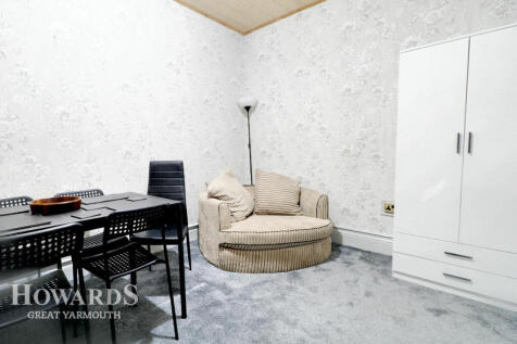 4 bedroom end of terrace house for sale