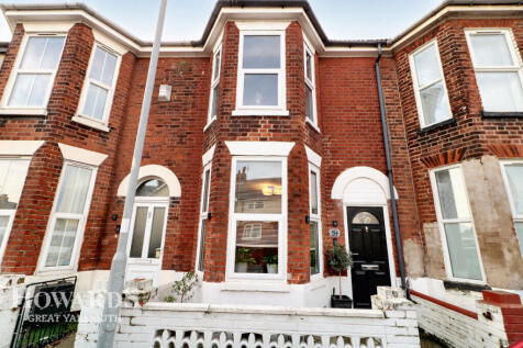 Admiralty Road, Great Yarmouth 3 bed terraced house for sale