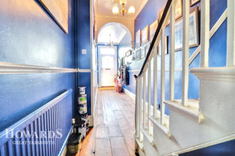 Crown Road, Great Yarmouth 5 bed end of terrace house for sale
