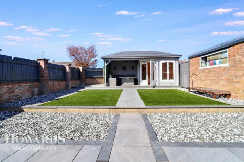 Lawn Avenue, Great Yarmouth 3 bed detached house for sale