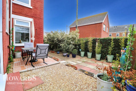 Perebrown Avenue, Great Yarmouth 2 bed end of terrace house for sale