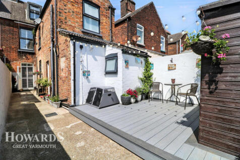 North Denes Road, Great Yarmouth 5 bed terraced house for sale