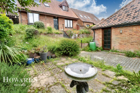 Hillside Court, Bungay 3 bed link detached house for sale